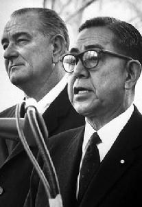 日本前首相佐藤榮作及當時的美國總統詹森
