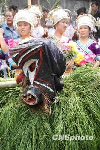 廣西苗族數萬民眾歡舞“芒篙節”
