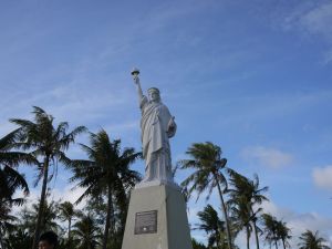 全身白色的關島自由女神像