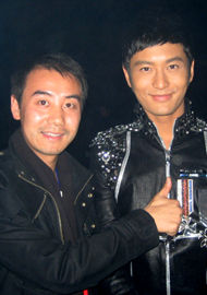 藍秀化妝學院院長張華立與男神黃曉明做造型