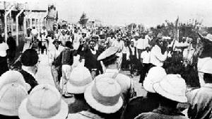 (圖)1960年3月28日,在南非約翰內斯堡附近,黑人在警察面前示威鬥爭。