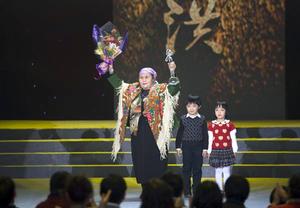 阿里帕·阿力馬洪上台領獎