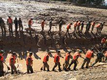 武警官兵現場地毯式搜救失蹤人員