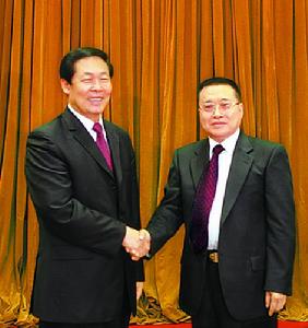 王金山與王寶順握手