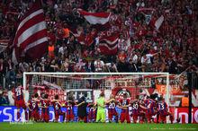 拜仁眾將賽後跪謝球迷！