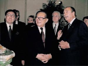 1999年10月25日，中國國家主席江澤民同法國總統席哈克在法國總統府舉行的歡迎宴會前親切交談。