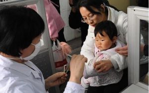 一名幼兒在鄭州中醫院進行7價肺炎疫苗球菌結合疫苗接種