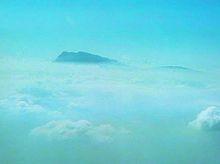 雲上峨眉，左為大峨，右為二峨，相對如眉