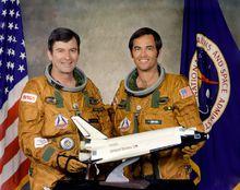 STS-1成員。左起：約翰·楊、羅伯特·克里彭
