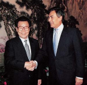 1998年11月14日，中國全國政協主席李瑞環在北京全國政協禮堂同西班牙參議院議長鬍安·伊格納西奧·巴雷羅舉行會談。