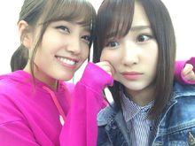 高橋朱里與部分48系成員的合照