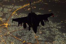 陣風身下為伊拉克首都巴格達市區夜色