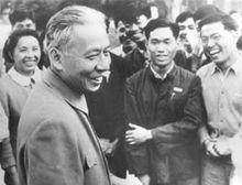 1957年5月，劉少奇同志與學子親切交談