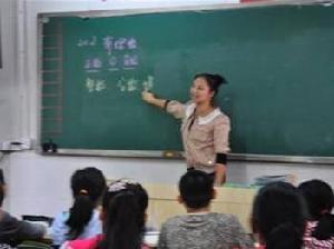 吳夢依老師正在講課