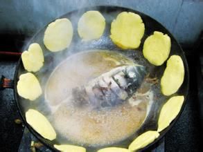 鯽魚貼餅子 鯽魚貼餅子