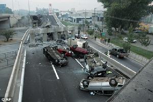 地震造成一條高速公路架橋坍塌