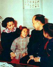 蔣英、錢學森和孩子合影