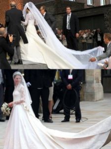 兩人婚紗“如出一轍”