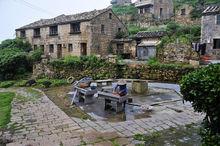 石材建設的民宅與道路