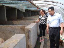 周恩義（右一）