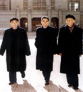 劉少奇和周恩來與朱德在一起