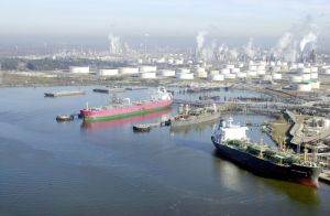 休斯敦河道沿岸的煉油廠