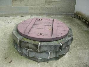 書屋前之多角形古井