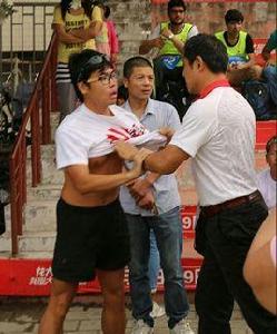 9·6泰山男子著旭日旗T恤被扒衣事件 9·6泰山男子著旭日旗T恤被扒衣事件