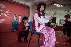 佳佳、小老合表演的雙簧,笑料百出