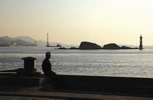 工人的背後是曾經繁華的雙嶼港