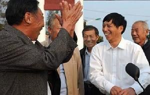 2008年10月7日，沈浩（前右）與大包乾帶頭人關友江、嚴俊昌、嚴金昌、嚴學昌交流小崗村的改革發展情況。