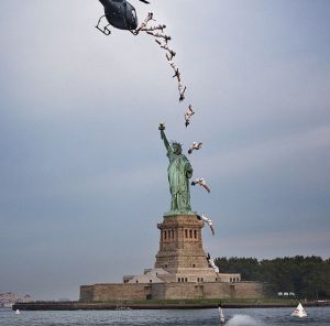 奧蘭多&middot;杜克(Orlando Duque)在自由女神像前完美飛躍