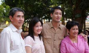 劇作看點 編輯在這部《黑色幽默》中，最大的看點莫過於帥哥pong和美女Tang顛覆形象的演出了。pong在出演的所有電視劇中大多數都是囂張的公子哥，一直以俊帥霸氣的面貌示人，而在這部劇的中後期，為了證明自己，由pong飾演的Tudtiya刻意“扮醜”為農民，化身滑稽的“土老帽”和“犀利哥”，令人捧腹。而在第一集中，tang為了逃婚也刻意將自己“扮醜”，也很搞笑。而在劇情中，失憶的橋段再次上演，不過這次pong可是演了一出“王子落難記”，同樣十分精彩。很不錯的一部泰劇，值得一看喔！