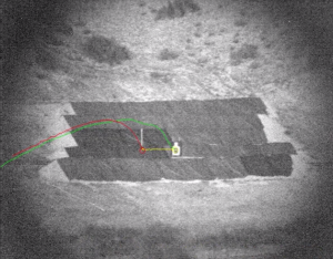 紅色線路代表目標原位置，綠色線路代表開槍後目標移動的新位置，子彈能夠自動跟蹤目標位置進行射擊