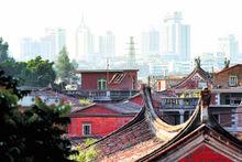 溜石村村內一景