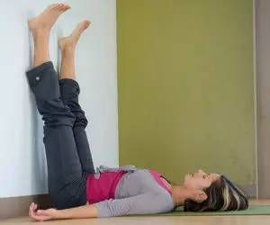 腿向上靠牆式 腿向上靠牆式