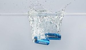 可用水充電的電池