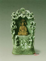 龍泉窯青釉露胎坐龕觀音像