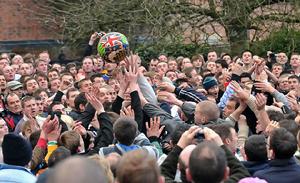 2010年2月16日，英國阿什本的小鎮舉辦懺悔節，每年舉辦懺悔節足球賽是一項古老的傳統，有數百年的歷史，最早的文字記錄是1683年。