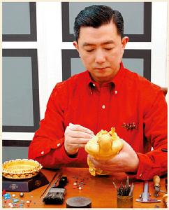 劉紅寶大師和他精心製作的南海七寶觀音