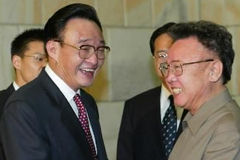 2003年10月30日，吳邦國同金正日舉行會談。雙方在友好的氣氛中進行了深入交談。吳邦國指出，中國黨和政府高度重視和珍惜中朝友誼。金正日請吳邦國轉達他對胡錦濤、江澤民和溫家寶的問候，感謝胡錦濤總書記對他的訪華邀請，表示願意在方便時一定再訪中國。