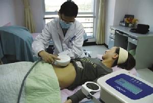 白領女性利用午休時間在中關村雷射美容整形中心做美容