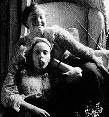 瑪麗亞大公與阿納斯塔西婭大公對著照相機扮鬼臉，攝於1917年