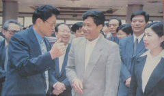 前中共中央政治局委員李鐵映同志擔任毛澤東文學院名譽院長。2000年5月在省委書記楊正午、省長張雲川、省委副書記文選德的陪同下到毛澤東文學院視察工作。圖為李鐵映同志視察本院時親切囑咐院管理處處長梁瑞郴：一定要將文學院管理好