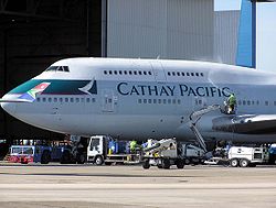 （圖）一架正在清潔的國泰航空波音747-400客機。