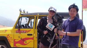 編導攝像在新疆鄯善戈壁地區的影視基地拍攝