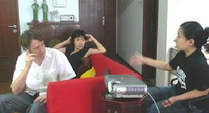 （圖）左一：鹿特丹國際電影節選片人Gertjan Zuihof，中：馬來西亞年輕女導演陳翠梅Tan Chui Mui（1978年出生），她的電影《愛情征服一切》獲2006年釜山電影節競賽單元新浪潮獎。 