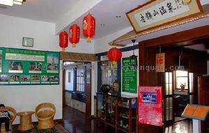 老鐵山溫泉健康休閒村總占地面積6萬平方米，內設日式室內外大浴場、日式榻榻米客房、中國傳統火炕包間及豪華溫泉別墅等，共五處浴場，其中3個露天——且比鄰大海，視野開闊。獨具特色的農家菜系、庭院燒烤也不容錯過。