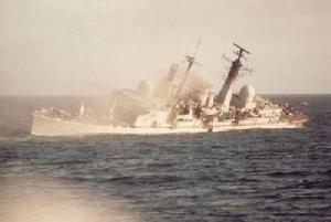 被擊沉的英軍42型“考文垂”號驅逐艦