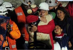 被救出的礦工與利智總統擁抱。